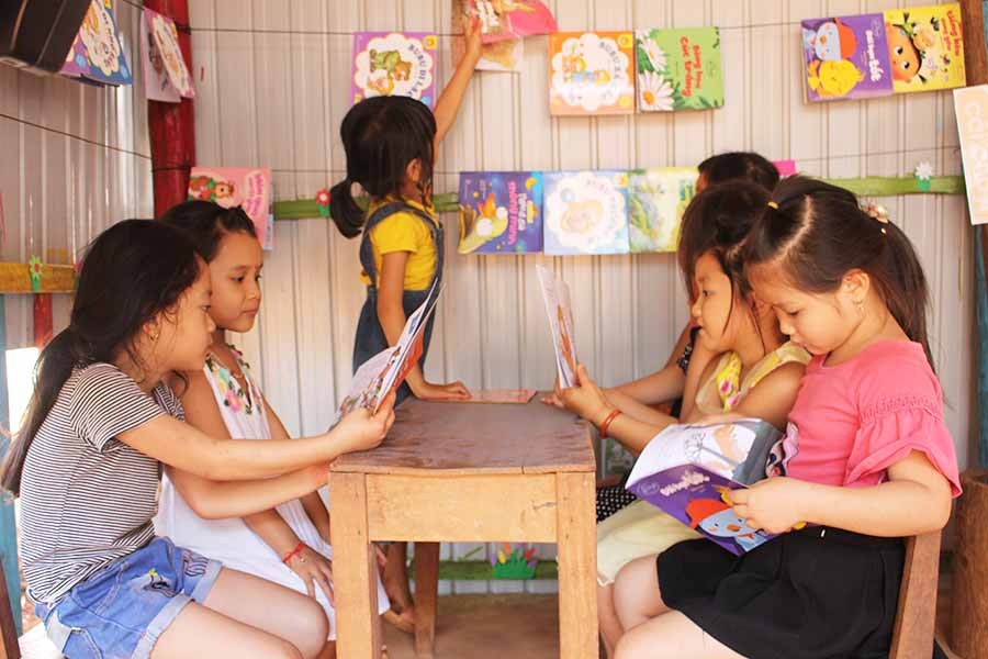  Thư viện thân thiện thu hút trẻ mẫu giáo đến xem sách truyện. Ảnh: N.G