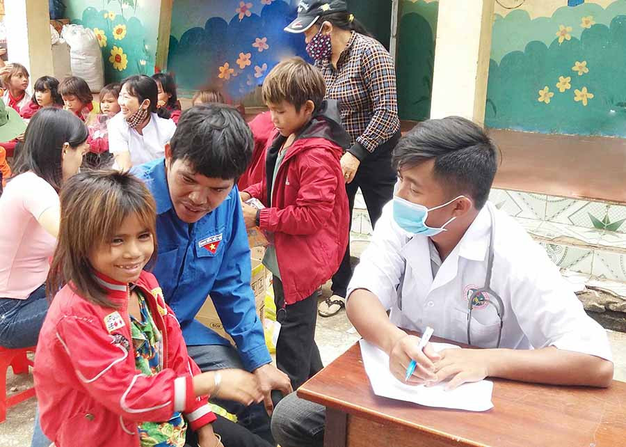 Tổ chức khám, tư vấn, cấp thuốc cho người nghèo trong Tháng Nhân đạo. Ảnh: N.N