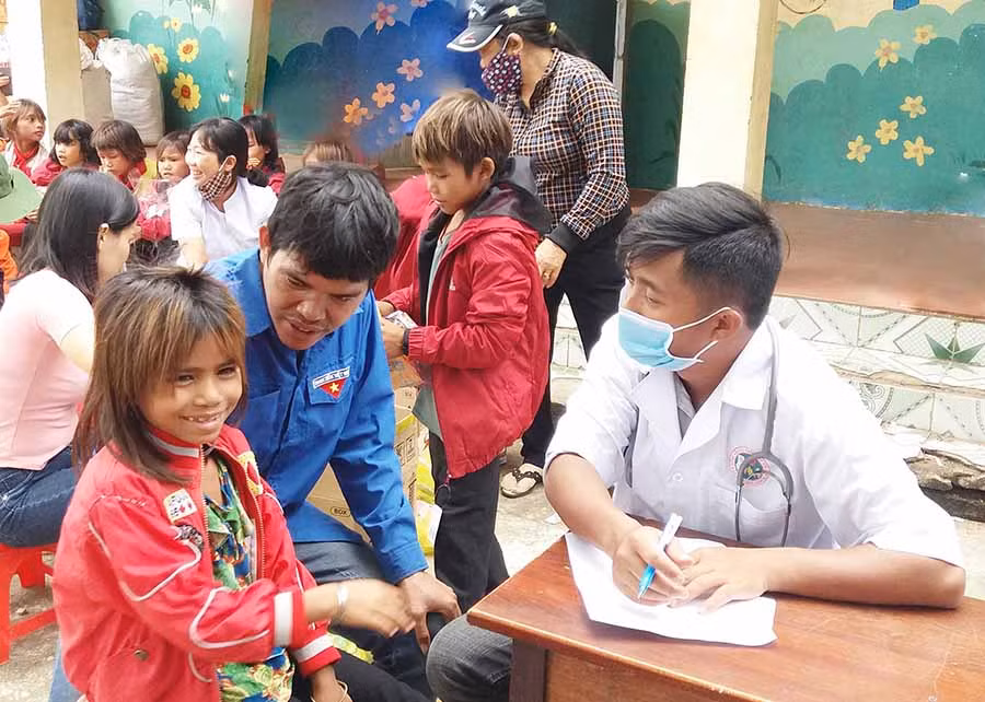 Tổ chức khám, tư vấn, cấp thuốc cho người nghèo trong Tháng Nhân đạo. Ảnh: N.N