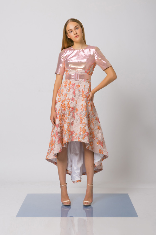 Những loại vải thoáng mát như lụa, ren, lụa nhân tạo được dùng để mang tới những mẫu váy liền thân tôn vẻ đẹp thanh lịch. Những loại vải thoáng mát như lụa, ren, lụa nhân tạo được dùng để mang tới những mẫu váy liền thân tôn vẻ đẹp thanh lịch.