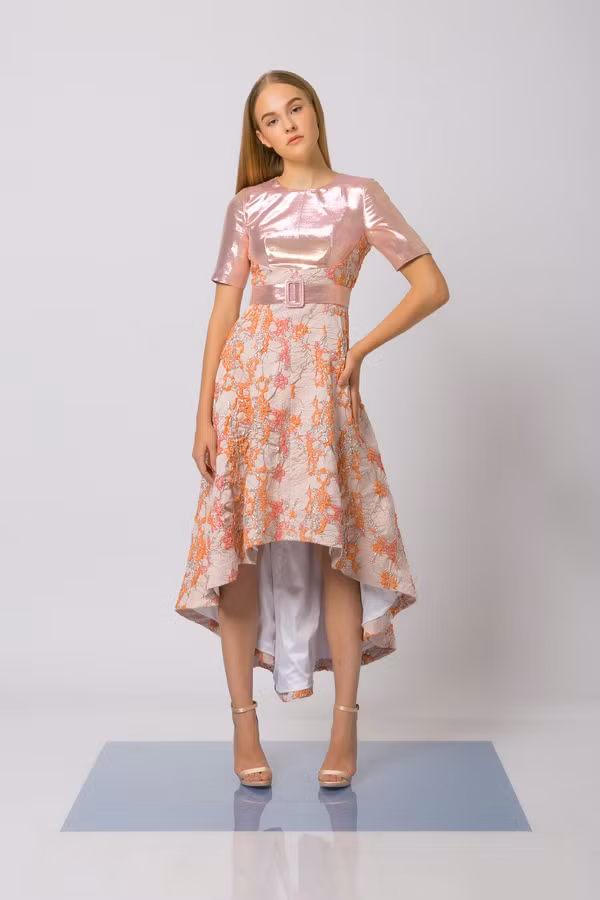 Những loại vải thoáng mát như lụa, ren, lụa nhân tạo được dùng để mang tới những mẫu váy liền thân tôn vẻ đẹp thanh lịch.