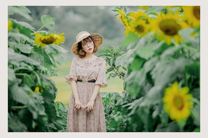 Lựa chọn trang phục mang phong cách cổ điển giúp nàng hot girl Gia Lai “hòa hợp” với khung cảnh thiên nhiên ở đây.