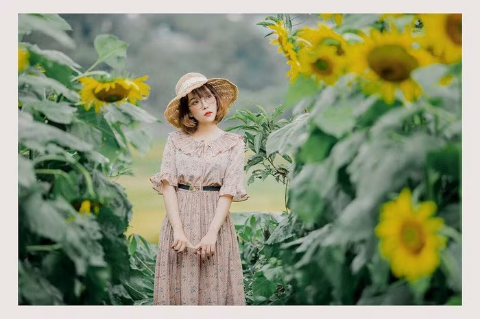 Lựa chọn trang phục mang phong cách cổ điển giúp nàng hot girl Gia Lai “hòa hợp” với khung cảnh thiên nhiên ở đây.