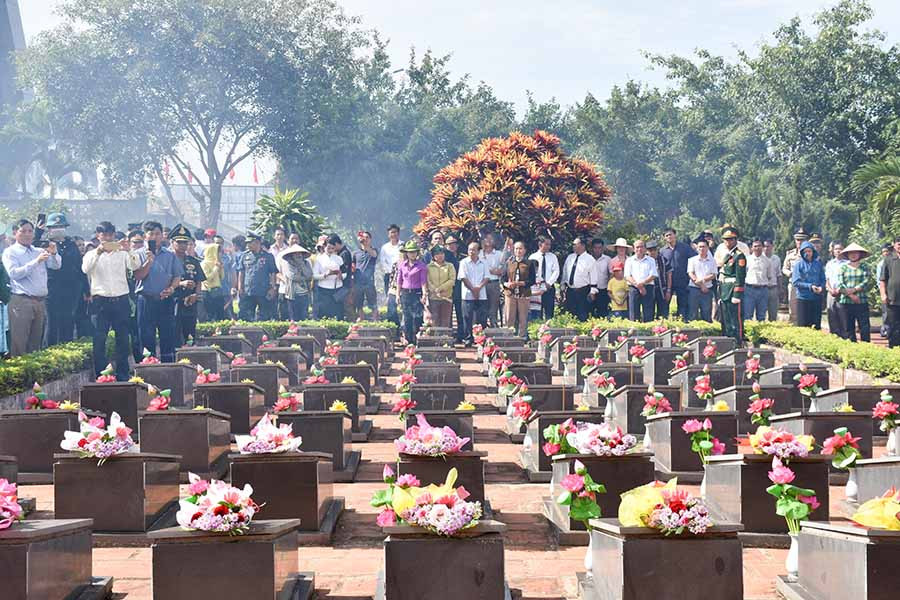 Cán bộ và nhân dân thành kính trước phần mộ các liệt sĩ-