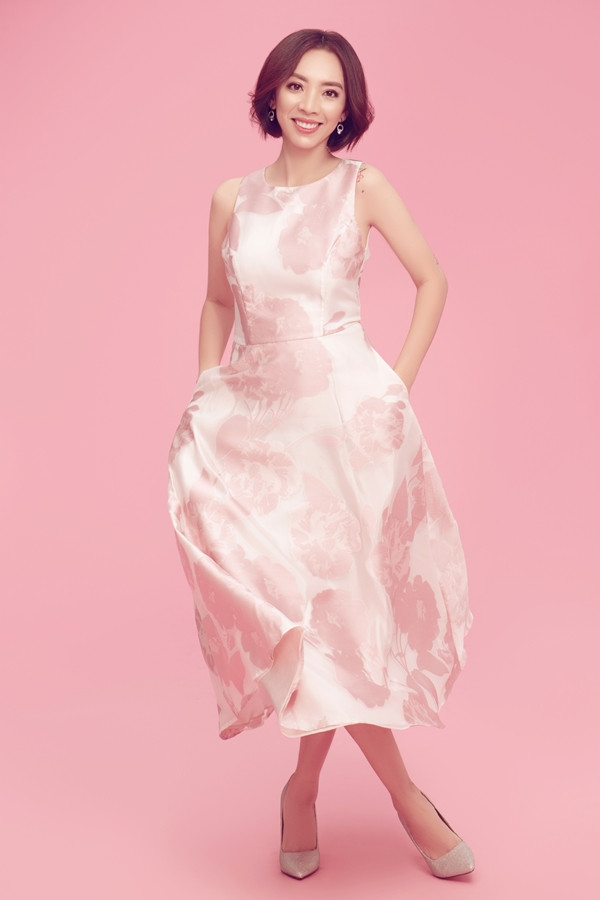 Váy lụa gam hồng ngọt ngào, phom dáng đơn giản, thích hợp diện đến công sở hoặc dạo phố cùng bạn bè. Váy lụa gam hồng ngọt ngào, phom dáng đơn giản, thích hợp diện đến công sở hoặc dạo phố cùng bạn bè.