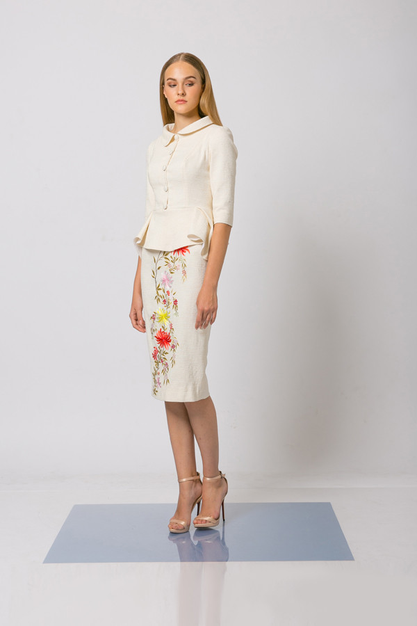 Trang phục để xuất hiện tại các sự kiện quan trọng sẽ điệu đà hơn ngày thường bởi họa tiết hoa lá thêu tỉ mỉ. Trang phục để xuất hiện tại các sự kiện quan trọng sẽ điệu đà hơn ngày thường bởi họa tiết hoa lá thêu tỉ mỉ.