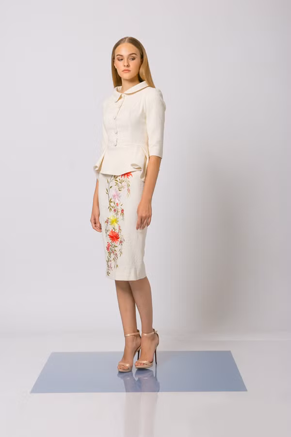  Trang phục để xuất hiện tại các sự kiện quan trọng sẽ điệu đà hơn ngày thường bởi họa tiết hoa lá thêu tỉ mỉ.