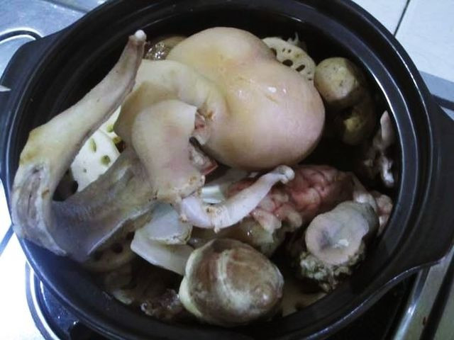 Ngọc dương hay còn gọi là cà dê có chứa nhiều chất đạm, chất khoáng và vitamin, có tác dụng hữu hiệu trong việc cải thiện, tăng cường khả năng sinh lý ở nam và nữ giới. Để món ăn trở nên hấp dẫn và có công dụng bồi bổ tốt hơn, người xưa thường hầm ngọc dương và thịt dê với thang thuốc Bắc. Đây không những là món ăn bổ dưỡng mà còn được xem là món ăn quý, hiếm bất cứ ai cũng nên một lần thưởng thức hương vị đặc trưng này. Ngọc dương hay còn gọi là cà dê có chứa nhiều chất đạm, chất khoáng và vitamin, có tác dụng hữu hiệu trong việc cải thiện, tăng cường khả năng sinh lý ở nam và nữ giới. Để món ăn trở nên hấp dẫn và có công dụng bồi bổ tốt hơn, người xưa thường hầm ngọc dương và thịt dê với thang thuốc Bắc. Đây không những là món ăn bổ dưỡng mà còn được xem là món ăn quý, hiếm bất cứ ai cũng nên một lần thưởng thức hương vị đặc trưng này.