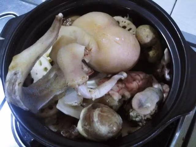  Ngọc dương hay còn gọi là cà dê có chứa nhiều chất đạm, chất khoáng và vitamin, có tác dụng hữu hiệu trong việc cải thiện, tăng cường khả năng sinh lý ở nam và nữ giới. Để món ăn trở nên hấp dẫn và có công dụng bồi bổ tốt hơn, người xưa thường hầm ngọc dương và thịt dê với thang thuốc Bắc. Đây không những là món ăn bổ dưỡng mà còn được xem là món ăn quý, hiếm bất cứ ai cũng nên một lần thưởng thức hương vị đặc trưng này.