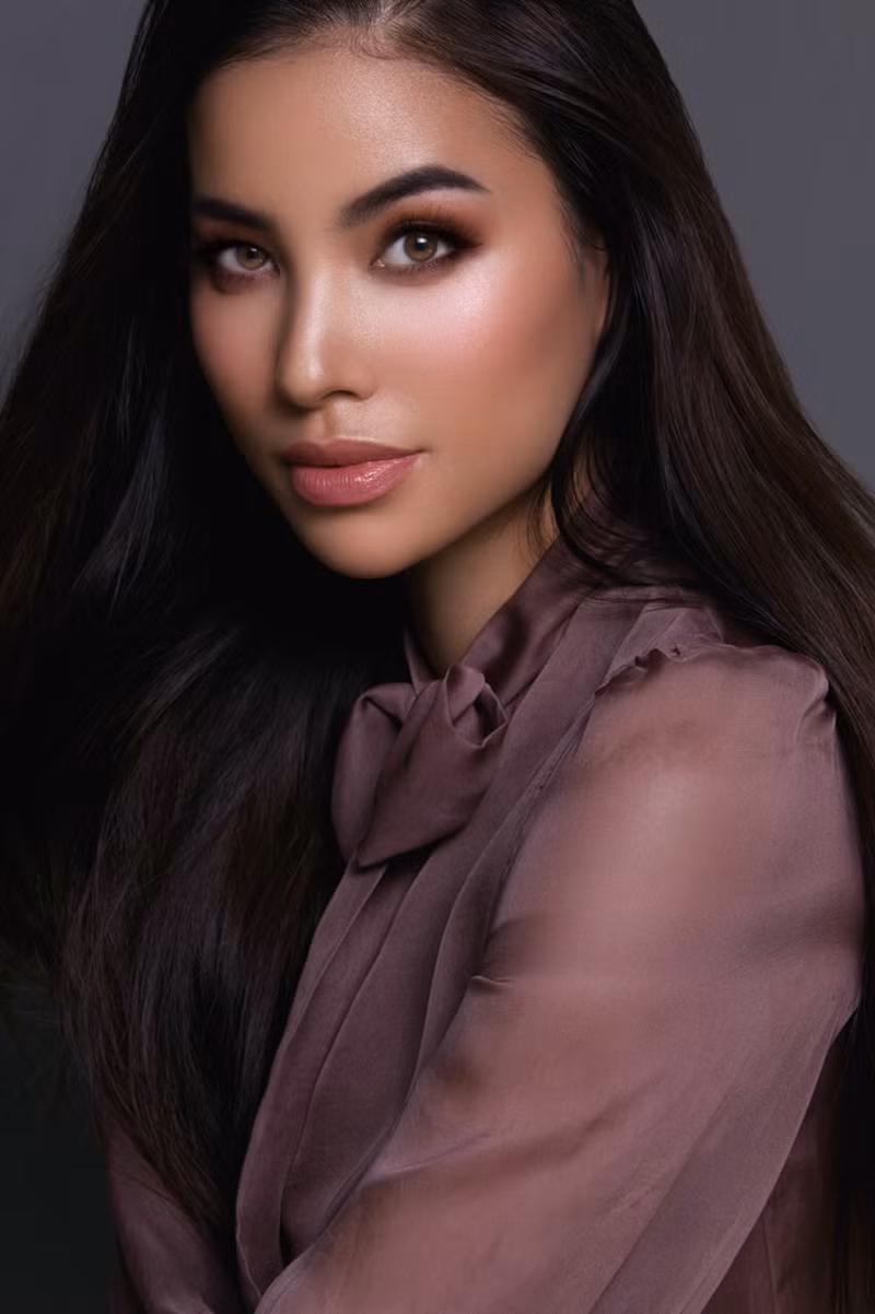 Trong những hình ảnh mới nhất, Phạm Hương tự tin 