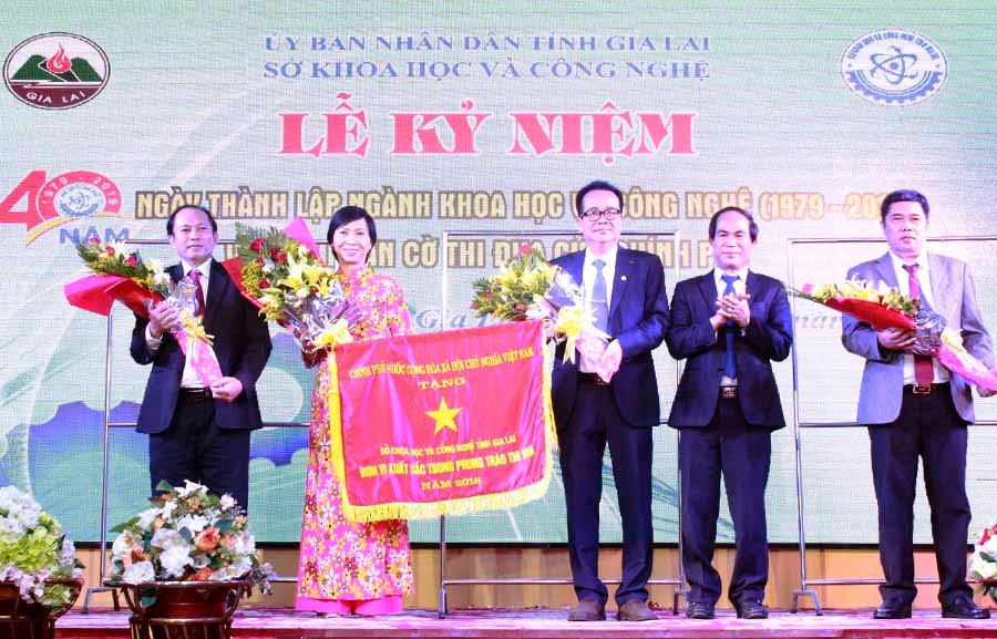  Sở KH-CN tỉnh vinh dự đón nhận Cờ thi đua “Đơn vị xuất sắc trong phong trào thi đua” của Thủ tướng chính phủ. Ảnh: N.T