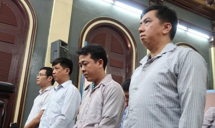 Bị cáo Nguyễn Minh Hùng (thứ 2 từ phải sang) tại phiên tòa phúc thẩm Ảnh: PHẠM DŨNG