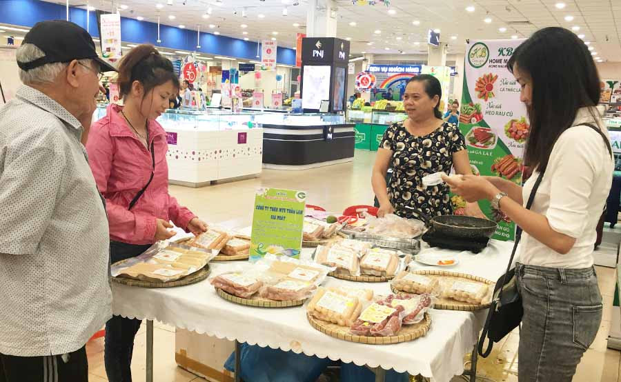 Sản phẩm xúc xích tươi của K.B Food được giới thiệu tại lễ hội nông sản địa phương do Siêu thị Co.op Mart Pleiku tổ chức. Ảnh: V.T  Sản phẩm xúc xích tươi của K.B Food được giới thiệu tại lễ hội nông sản địa phương do Siêu thị Co.op Mart Pleiku tổ chức. Ảnh: V.T