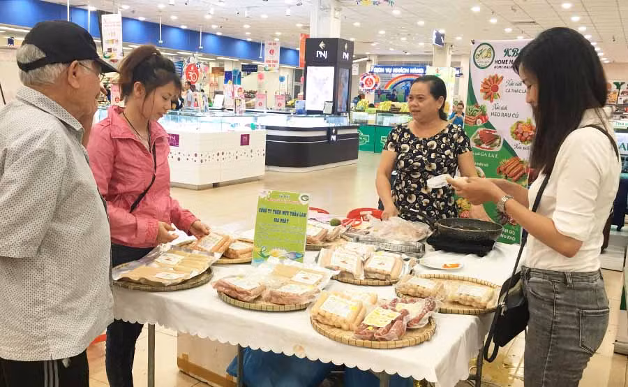  Sản phẩm xúc xích tươi của K.B Food được giới thiệu tại lễ hội nông sản địa phương do Siêu thị Co.op Mart Pleiku tổ chức. Ảnh: V.T