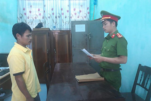  Hồ Phanh (trái) nghe quyết định khởi tố. Ảnh: T.Th