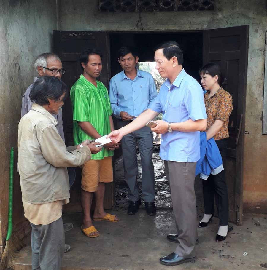  Ông Nguyễn Công Minh-Chủ tịch UBND xã Nghĩa Hưng thăm, động viên một gia đình trên địa bàn xã bị cháy nhà. Ảnh. Đ.Y