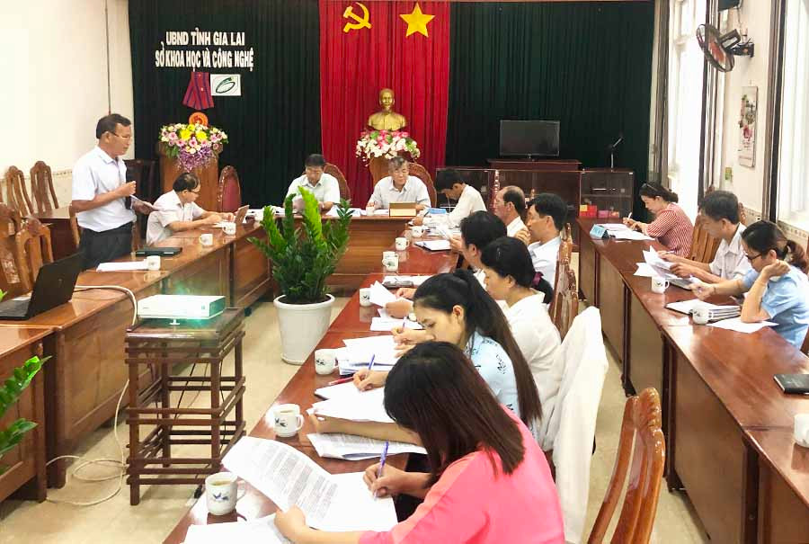  Đại biểu góp ý hoàn chỉnh dự thảo về phát triển sản xuất rau, hoa, quả trên địa bàn tỉnh. Ảnh: N.T