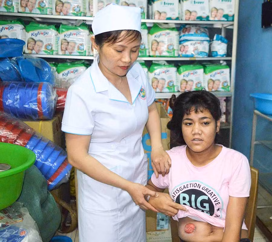 Chị Nguyễn Thị Thanh Phương là người tích cực giúp đỡ H'Krot vượt qua khó khăn. Ảnh: Đ.Y