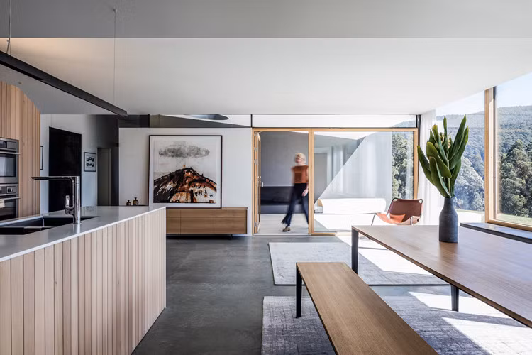 Ngôi nhà sở hữu một khu vui chơi ngoài trời có mái che và lò sưởi để giữ ấm trong thời tiết lạnh giá.