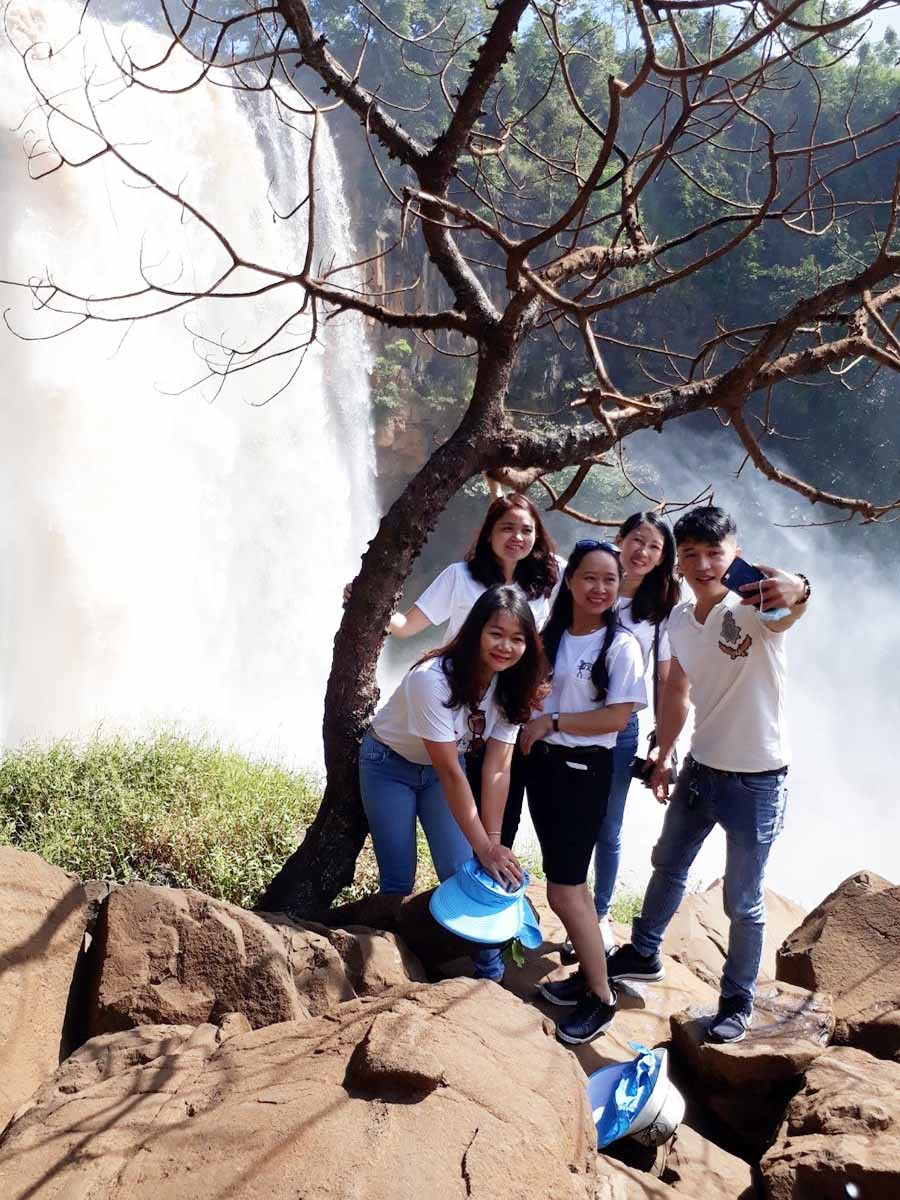  Du khách tham quan thác Phú Cường (huyện Chư Sê). Ảnh: P.N