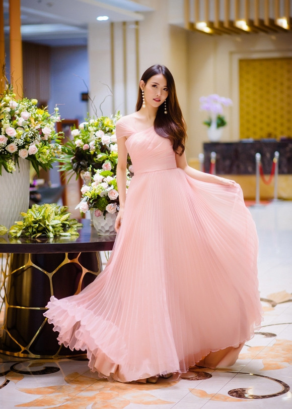  Diện chiếc đầm hồng pastel, Á hậu Trương Mỹ Nhân khéo léo khoe vóc dáng mảnh mai với làn da trắng sứ. Kết hợp với lối trang điểm lộng lẫy, Trương Mỹ Nhân nhanh chóng trở thành tâm điểm ngay khi vừa xuất hiện. Để tạo điểm nhấn, Á hậu còn kết hợp với phụ kiện hoa tai khiến ai nấy đều khó rời mắt.