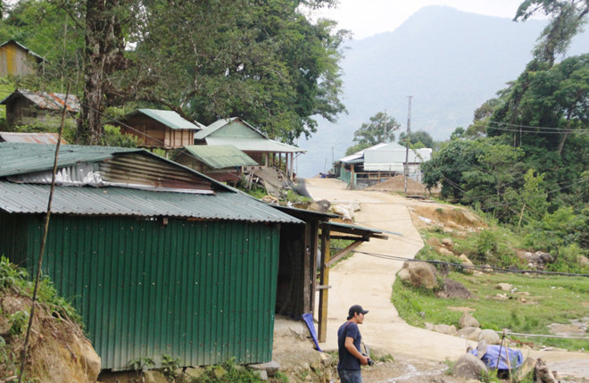  Đường vào “làng tỉ phú” Tắk Lang được đổ bê tông, ô tô vào tận hiên nhà