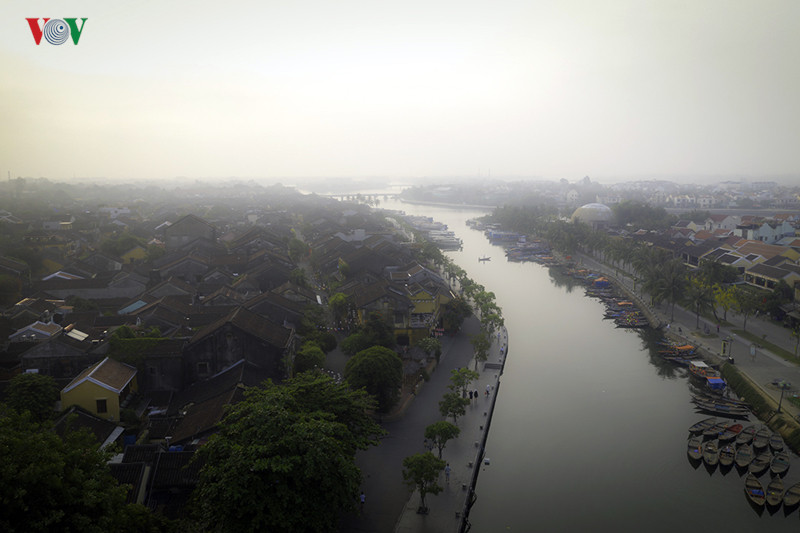 Trong làn sương sớm, những tất bật của đời sống như dừng lại đưa bạn về vùng đất có tên gọi Faifo.