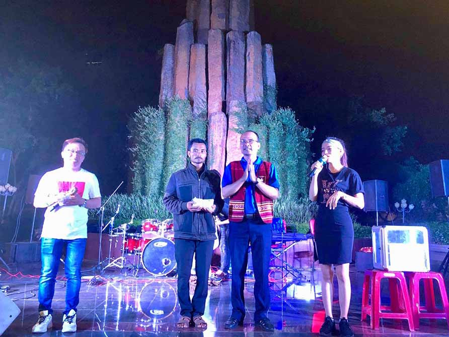 Đại diện Câu lạc bộ Gió đại ngàn trao số tiền quyên góp được cho bố của bé Sơn. Ảnh: Thủy Bình