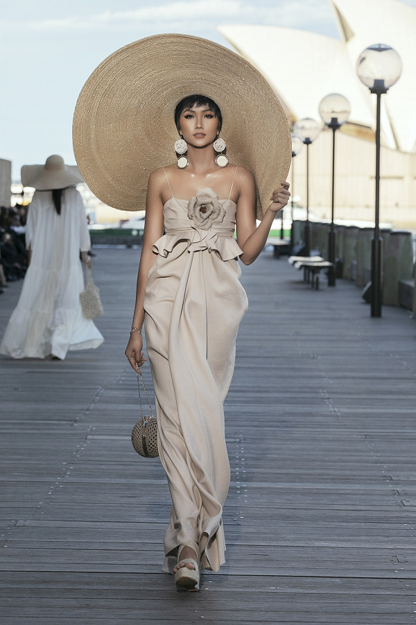 H'Hen Niê trong một thiết kế với chất liệu linen do Đỗ Mạnh Cường lăng xê. Dù đội chiếc mũ cói rộng vành, cô vẫn rất khéo léo trong màn trình diễn. H'Hen Niê trong một thiết kế với chất liệu linen do Đỗ Mạnh Cường lăng xê. Dù đội chiếc mũ cói rộng vành, cô vẫn rất khéo léo trong màn trình diễn.