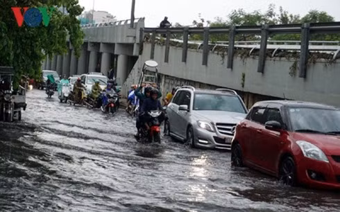 Nên bật đèn khi đi xe vào những ngày trời mưa và âm u.