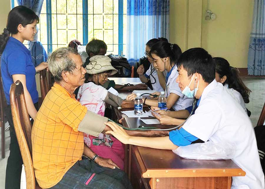Các y-bác sĩ Câu lạc bộ Thầy thuốc trẻ khám bệnh cho người dân xã Đak Tơ Pang (huyện Kông Chro). Ảnh: Thủy Bình