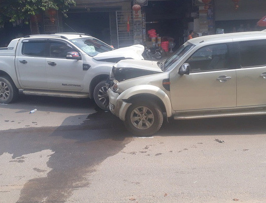  Ông Yến điều khiển xe ôtô (bên phải) tông thẳng vào xe bán tải chạy ngược chiều sau khi đâm vợ trọng thương - Ảnh người dân cung cấp