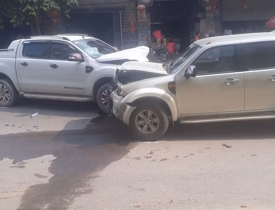  Ông Yến điều khiển xe ôtô (bên phải) tông thẳng vào xe bán tải chạy ngược chiều sau khi đâm vợ trọng thương - Ảnh người dân cung cấp