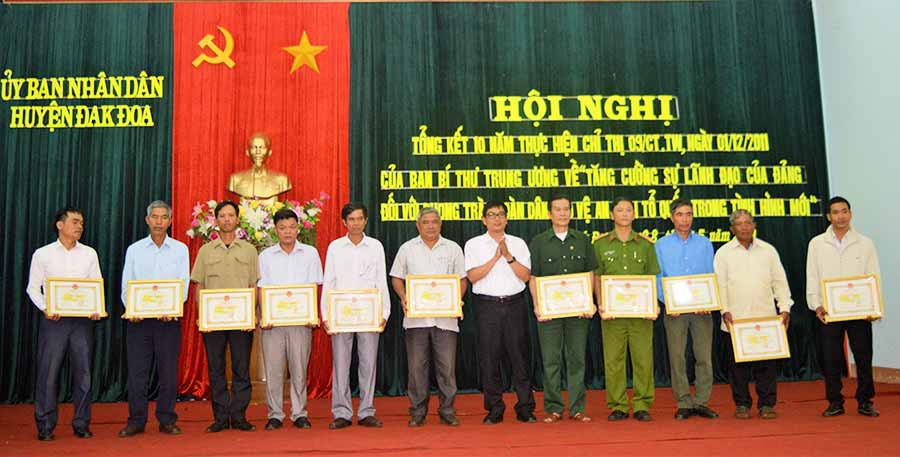  Chủ tịch UBND huyện Đak Đoa Phạm Minh Trung tặng giấy khen cho tập thể, cá nhân có thành tích xuất sắc. Ảnh: Đ.Y