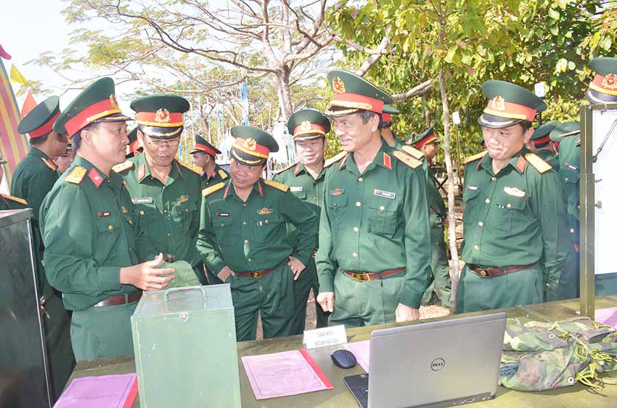  Thiếu tướng Bùi Huy Biết (thứ 2 từ phải sang) kiểm tra trang-thiết bị phục vụ huấn luyện tại Sư đoàn 320. Ảnh: V.H