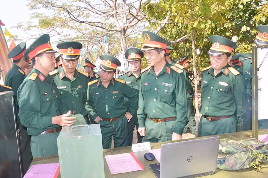  Thiếu tướng Bùi Huy Biết (thứ 2 từ phải sang) kiểm tra trang-thiết bị phục vụ huấn luyện tại Sư đoàn 320. Ảnh: V.H
