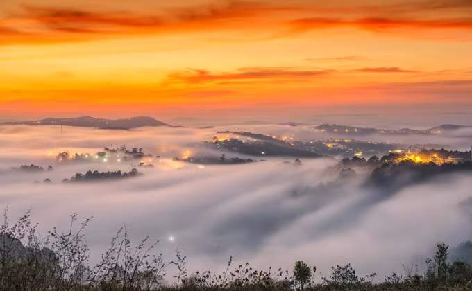  Con đường đến đồi Du Sinh khá gian truân. Từ đường Huyền Trân Công Chúa (phường 5, thành phố Đà Lạt), bạn phải vượt xe lên một đoạn đèo cao và đầy sỏi đá, qua nghĩa trang hoang vu. Nhưng khi lên đến đồi, bạn sẽ thấy tinh thần sảng khoái với cảnh thiên nhiên tựa như thiên đường.