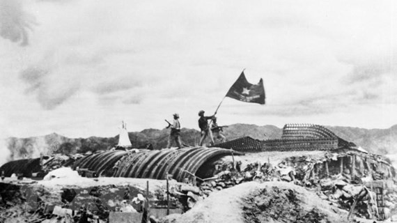 Chiều 7/5/1954, lá cờ Quyết chiến - Quyết thắng của quân đội ta tung bay trên nóc hầm tướng De Castries. (Ảnh: TTXVN)