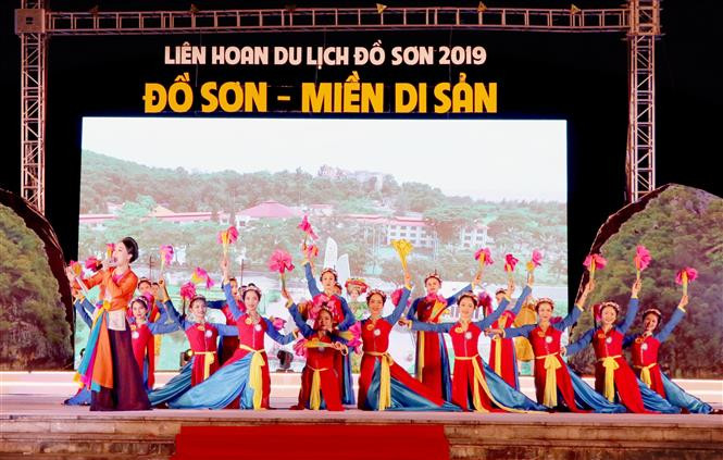 Chương trình văn nghệ tại buổi khai mạc.