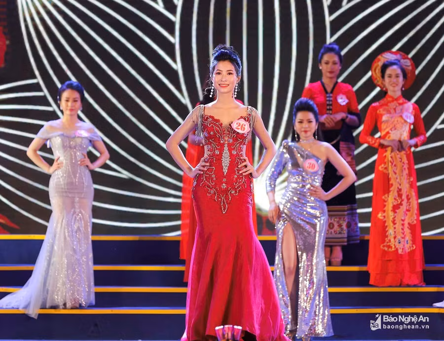  Đêm qua, 19/5, tại chương tình Tổng kết Lễ hội Làng Sen năm 2019 có phần trình diễn trang phục tự chọn và trao giải cho các thí sinh đoạt giải trong cuộc thi 