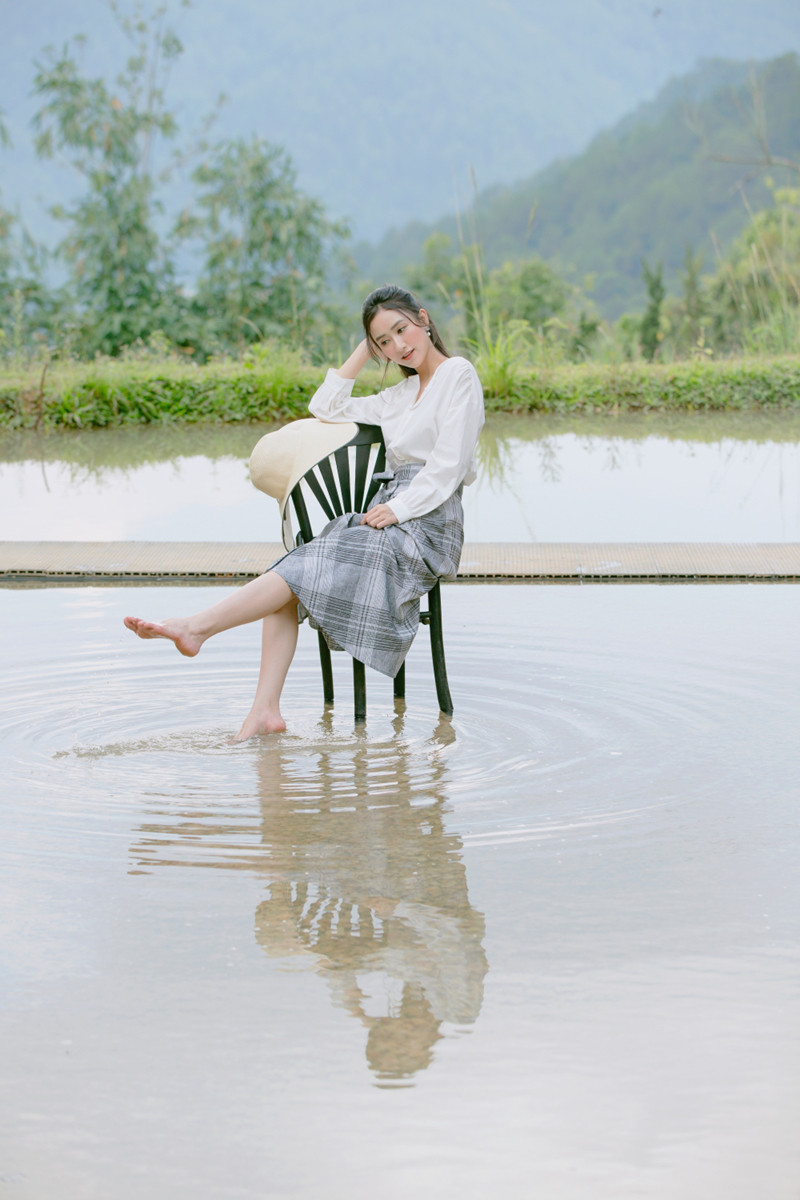 Trong những bộ trang phục mang tính ứng dụng đời thường, Á hậu Hà Thu trông vẫn thật nổi bật, mong manh khó cưỡng chứ không hề nhàm chán hay quá nhạt nhòa.