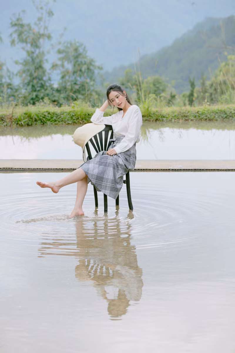 Trong những bộ trang phục mang tính ứng dụng đời thường, Á hậu Hà Thu trông vẫn thật nổi bật, mong manh khó cưỡng chứ không hề nhàm chán hay quá nhạt nhòa.