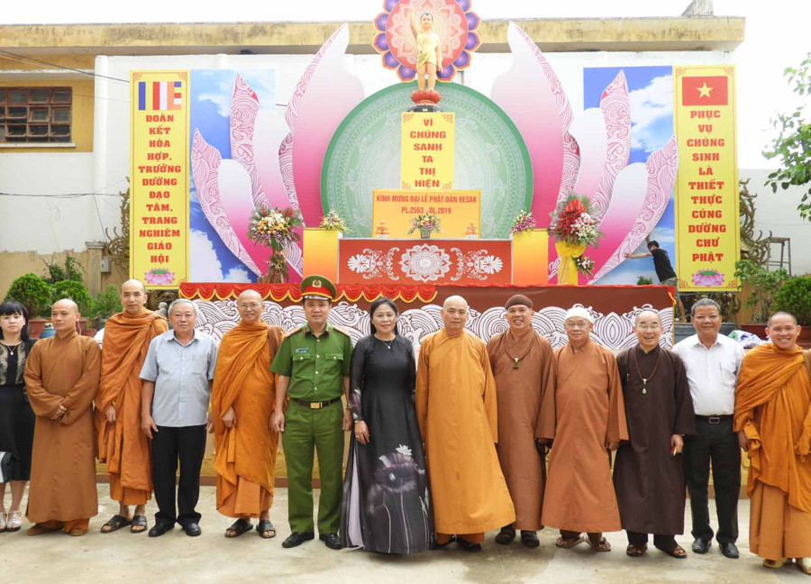 Đoàn công tác của tỉnh thăm Chùa Bửu Thắng (TP. Pleiku) nhân dịp Phật đản. Ảnh: Thanh Nhật