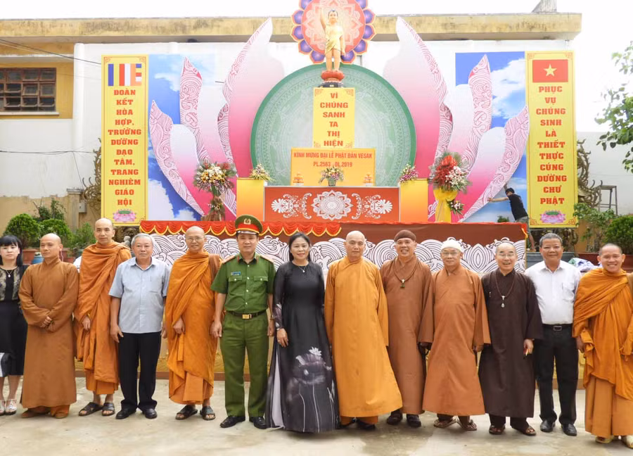 Đoàn công tác của tỉnh thăm Chùa Bửu Thắng (TP. Pleiku) nhân dịp Phật đản. Ảnh: Thanh Nhật