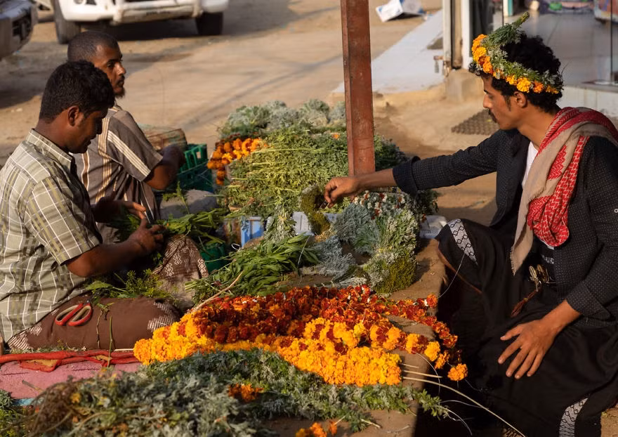 Đàn ông ở đây đến chợ mua vòng hoa vào sáng sớm trước khi trời quá nóng. Một số thích chọn hoa và lá rồi tự chuẩn bị cho riêng mình theo một cách đặc biệt. Cách kết vòng phổ biến nhất thường sử dụng thảo mộc như húng quế dại, cỏ cari, cúc vạn thọ.