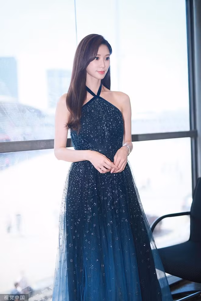 Ở tuổi tứ tuần, Lâm Chí Linh vẫn có nguồn thu tốt nhờ các hợp đồng quảng cáo, đại diện thương hiệu. Thời mới vào nghề, Lâm Chí Linh bị gọi là 