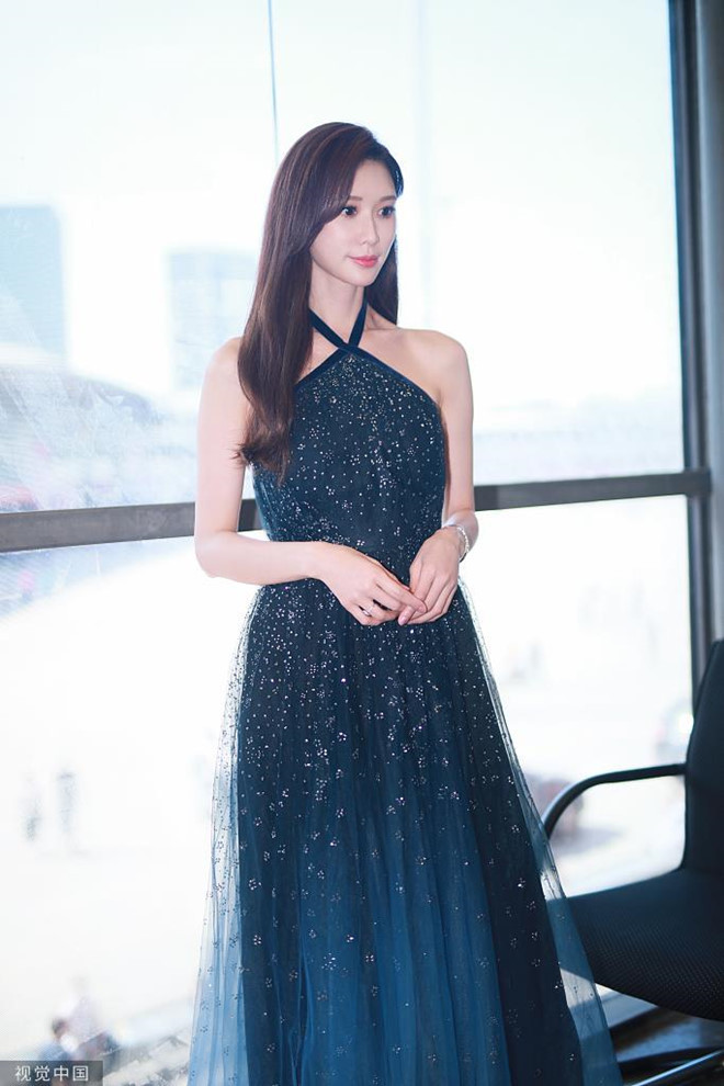 Ở tuổi tứ tuần, Lâm Chí Linh vẫn có nguồn thu tốt nhờ các hợp đồng quảng cáo, đại diện thương hiệu. Thời mới vào nghề, Lâm Chí Linh bị gọi là 