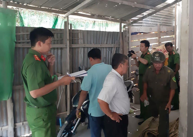 Cảnh sát khám nghiệm căn nhà nơi xảy ra sự việc. Ảnh: Minh Anh.  Cảnh sát khám nghiệm căn nhà nơi xảy ra sự việc. Ảnh: Minh Anh.