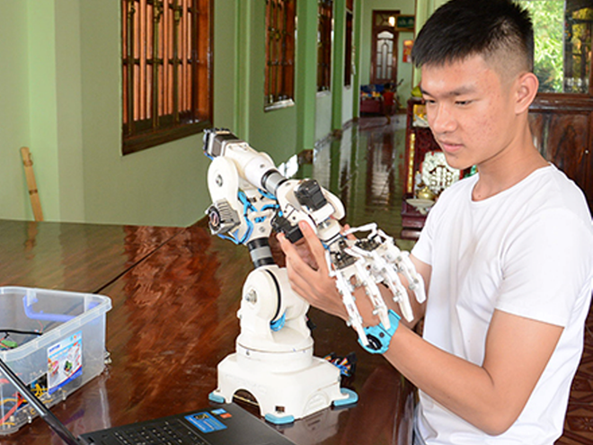 Sản phẩm “Cánh tay robot cộng tác” của Phạm Văn Thanh Giàu Sản phẩm “Cánh tay robot cộng tác” của Phạm Văn Thanh Giàu