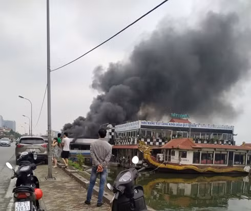 Vụ cháy tạo thành cột khói bốc cao hàng chục mét tại 1 góc hồ Tây. Ảnh: Otofun.